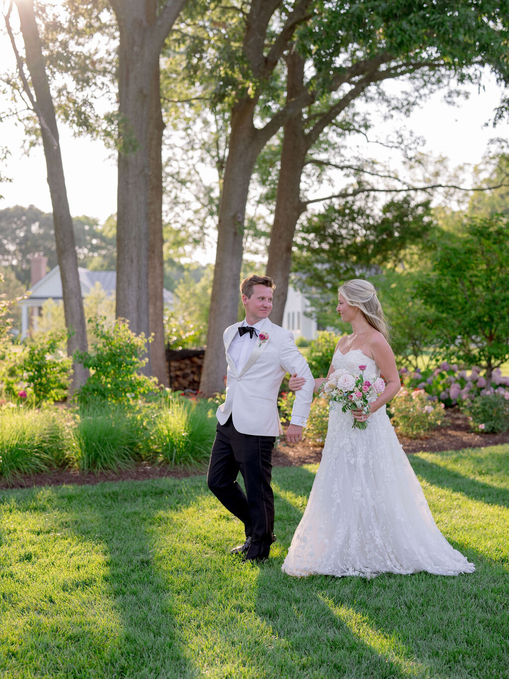 29Kate Campbell Floral The Oaks waterfront summer wedding by Julie Livingston photo