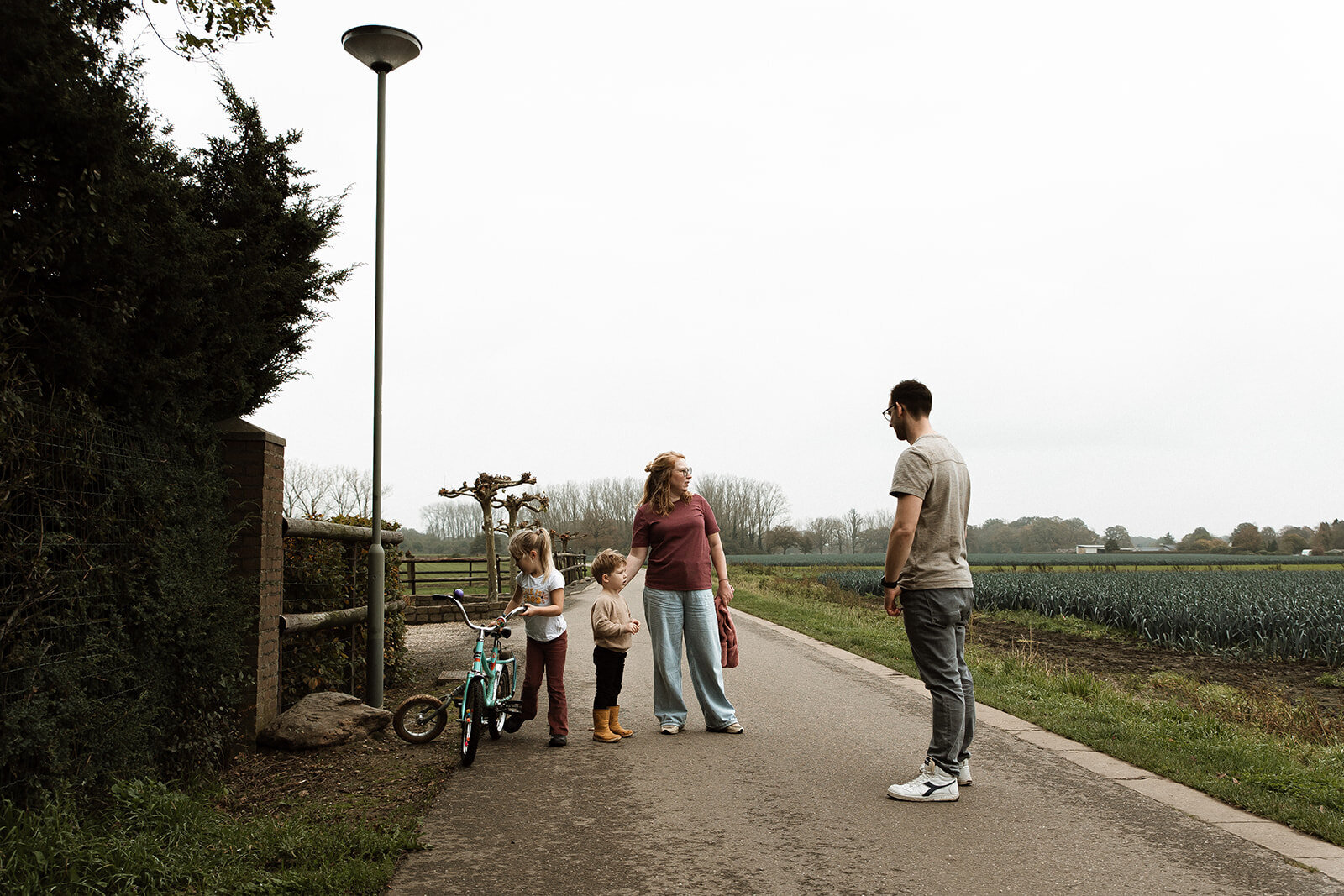gezinsfotoshoot fotoshoot gezin gezinsfotografie gezinsfotograaf gezinsfotoshoot eindhoven gezinsshoot zwangerschap gezinsshoot buiten spontane gezinsfoto'a slledaags geluk