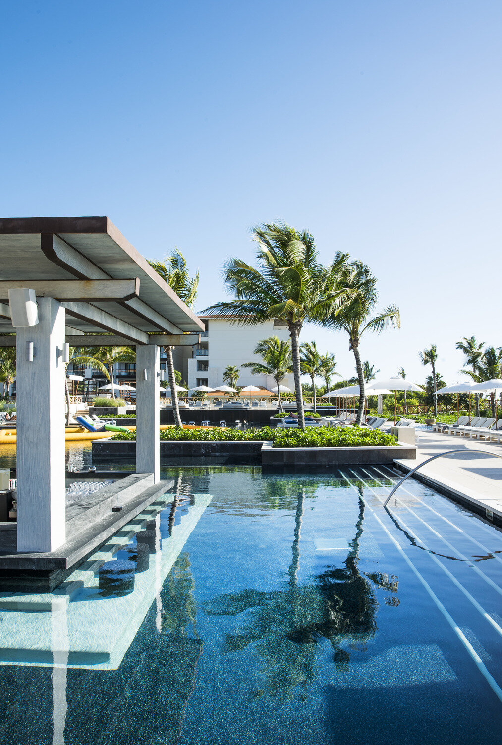 2087 Pool-swim up bar