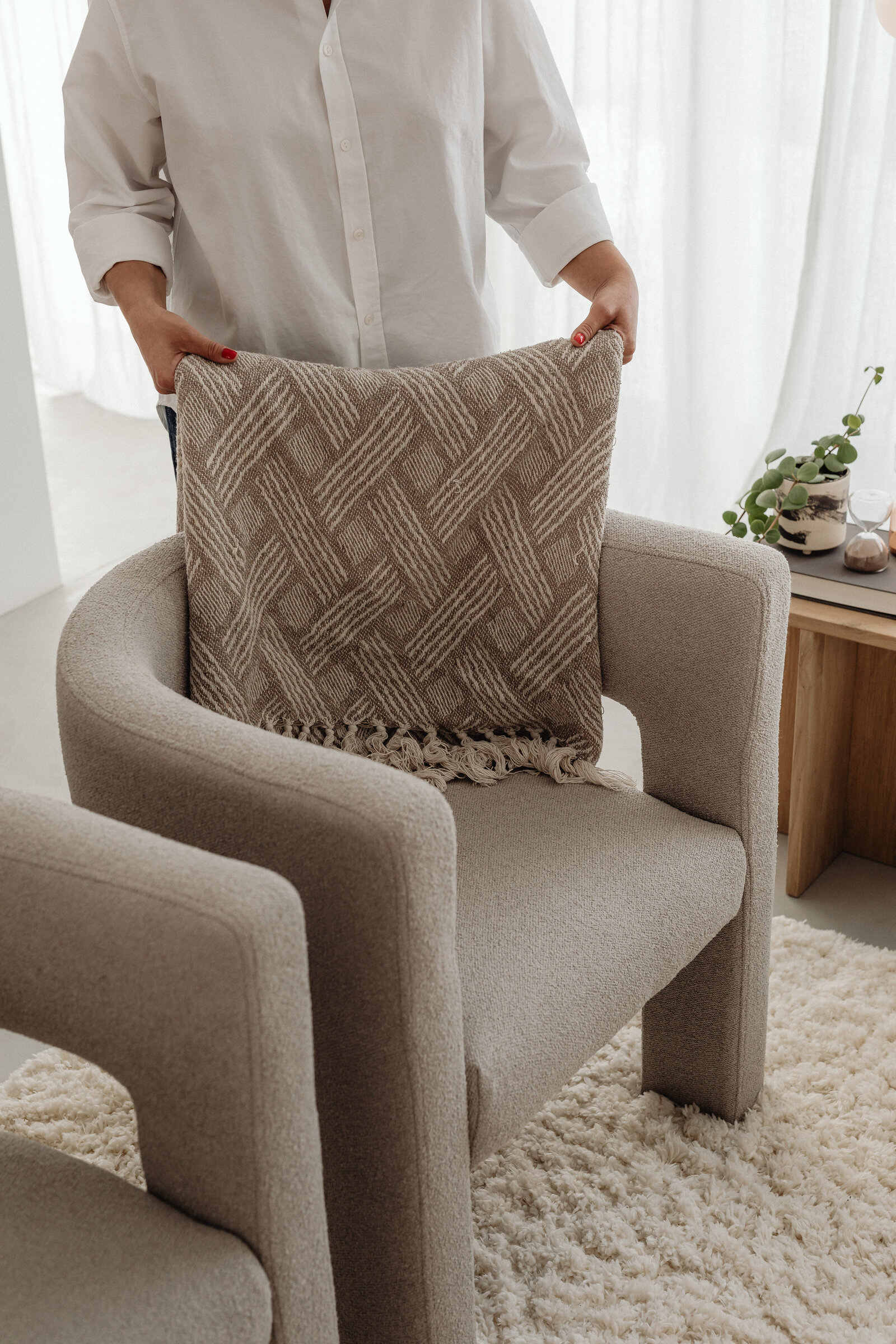 kaboompics_the-warm-apartment-aesthetic-living-room-decor-home-accessories-collection-33259
