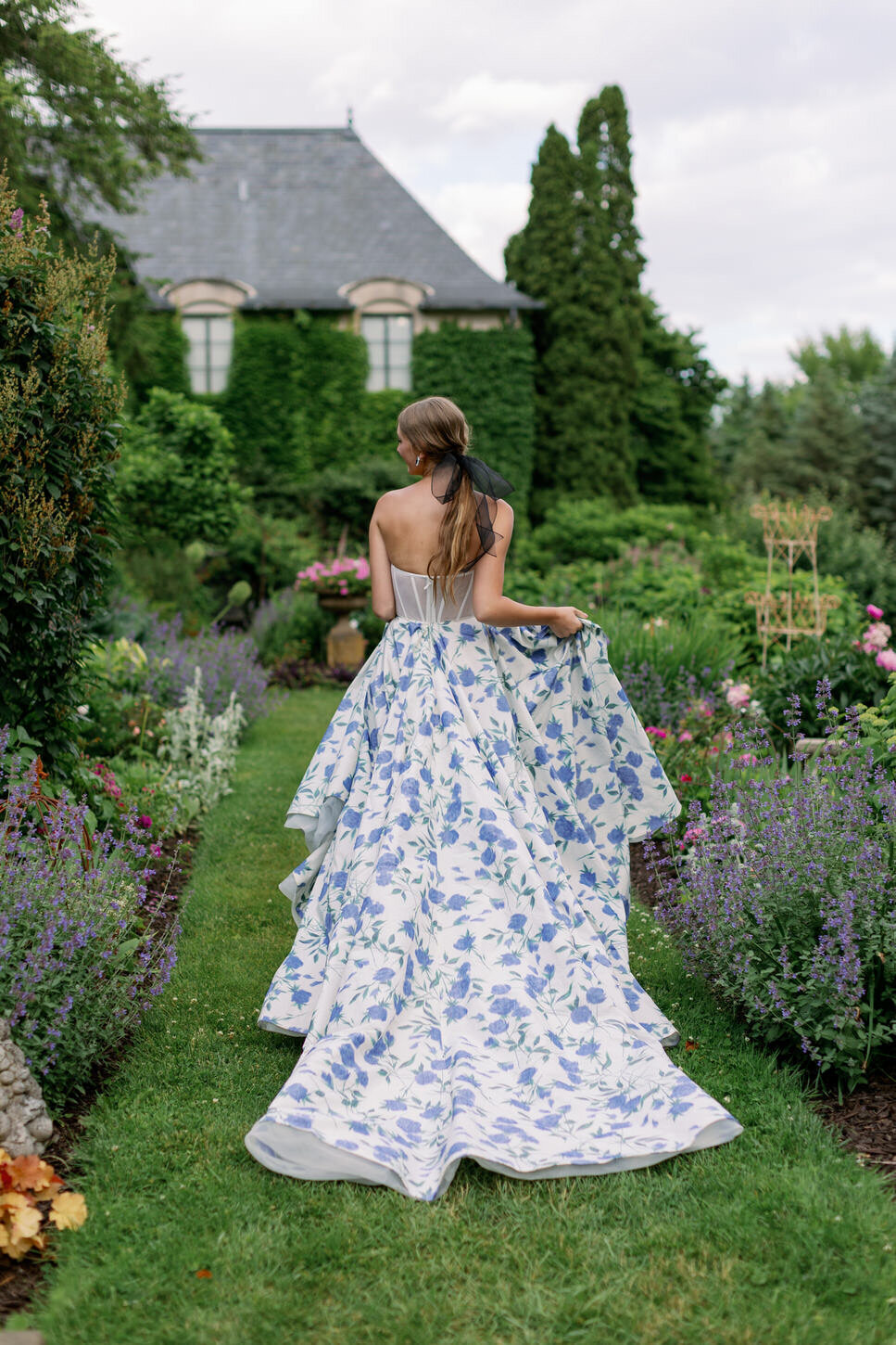 bride-running-through-garden-greencrest-manor