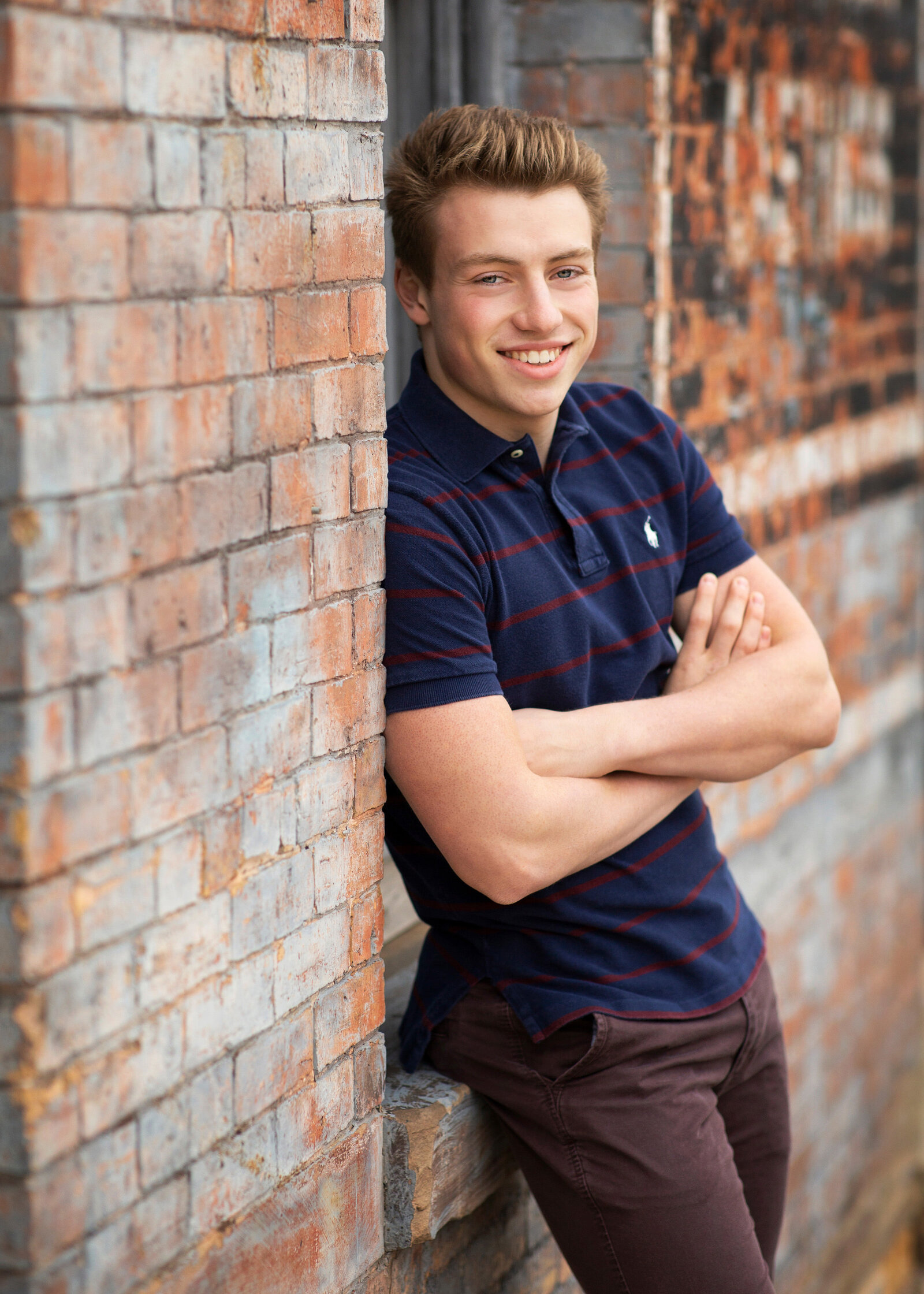 senior pics in front of brick wall