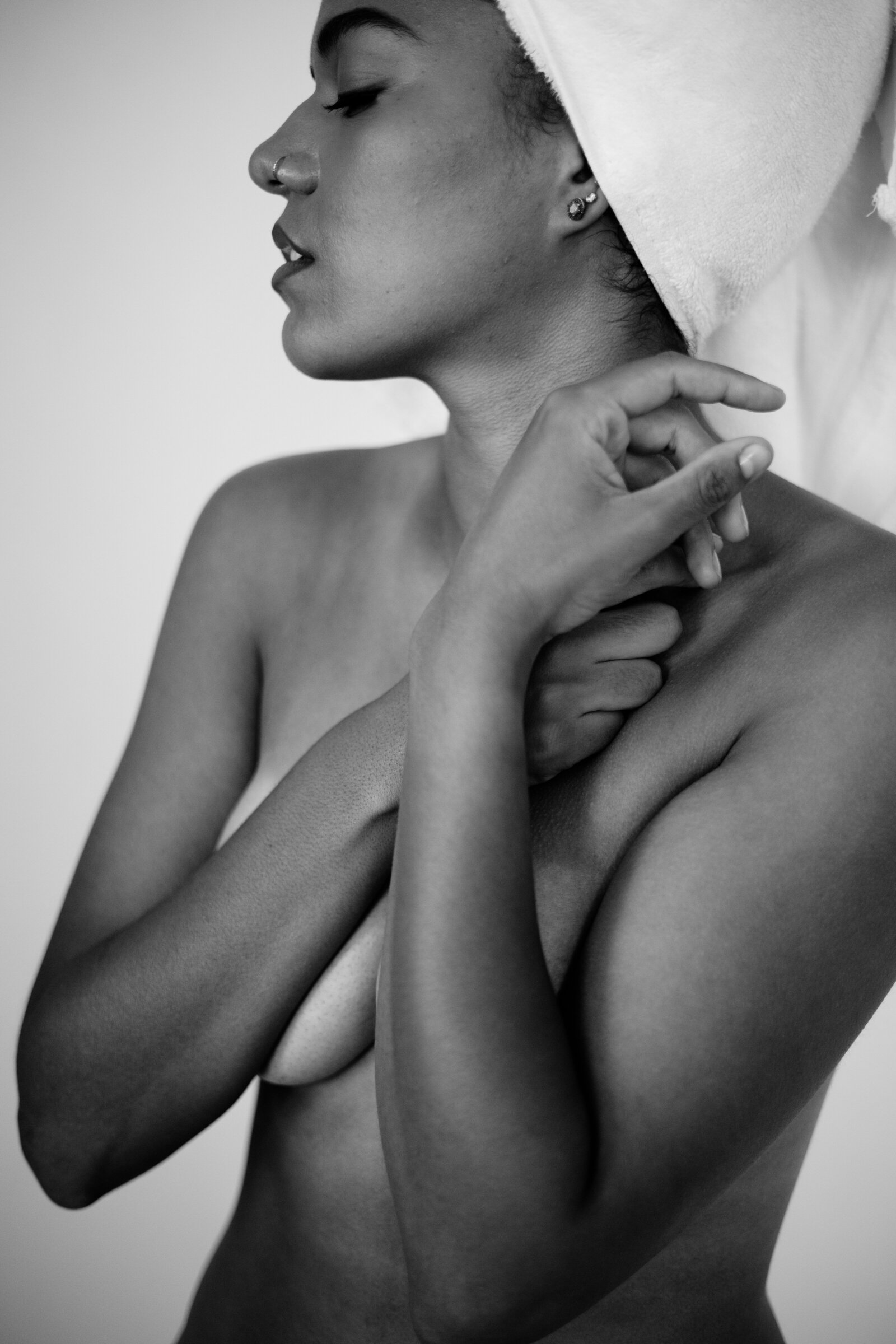 Black and white boudoir photo of nude woman