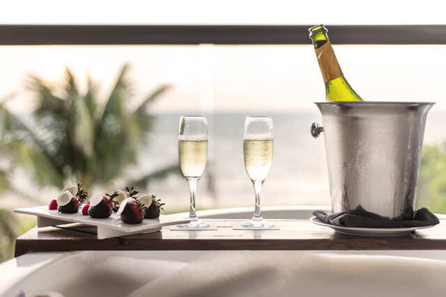 UNICO_Champagne and Strawberries View