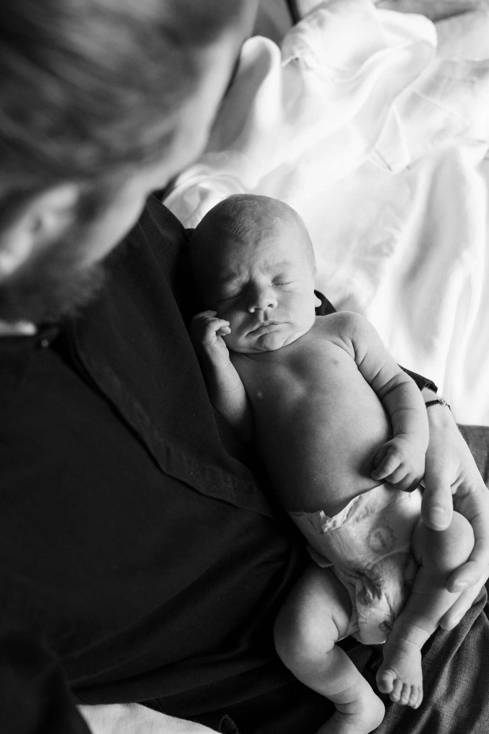 Newborn_Baby_Peaceful_Embrace_BW_Suzy_Slemen_Photography