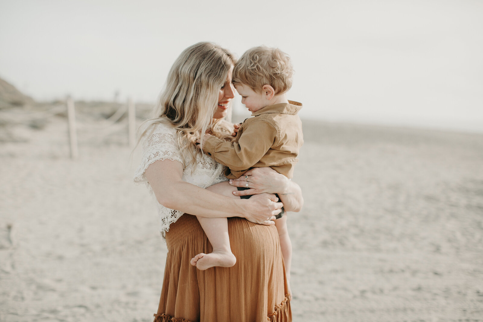 san-diego-maternity-boho-lifestyle-beach-field-8