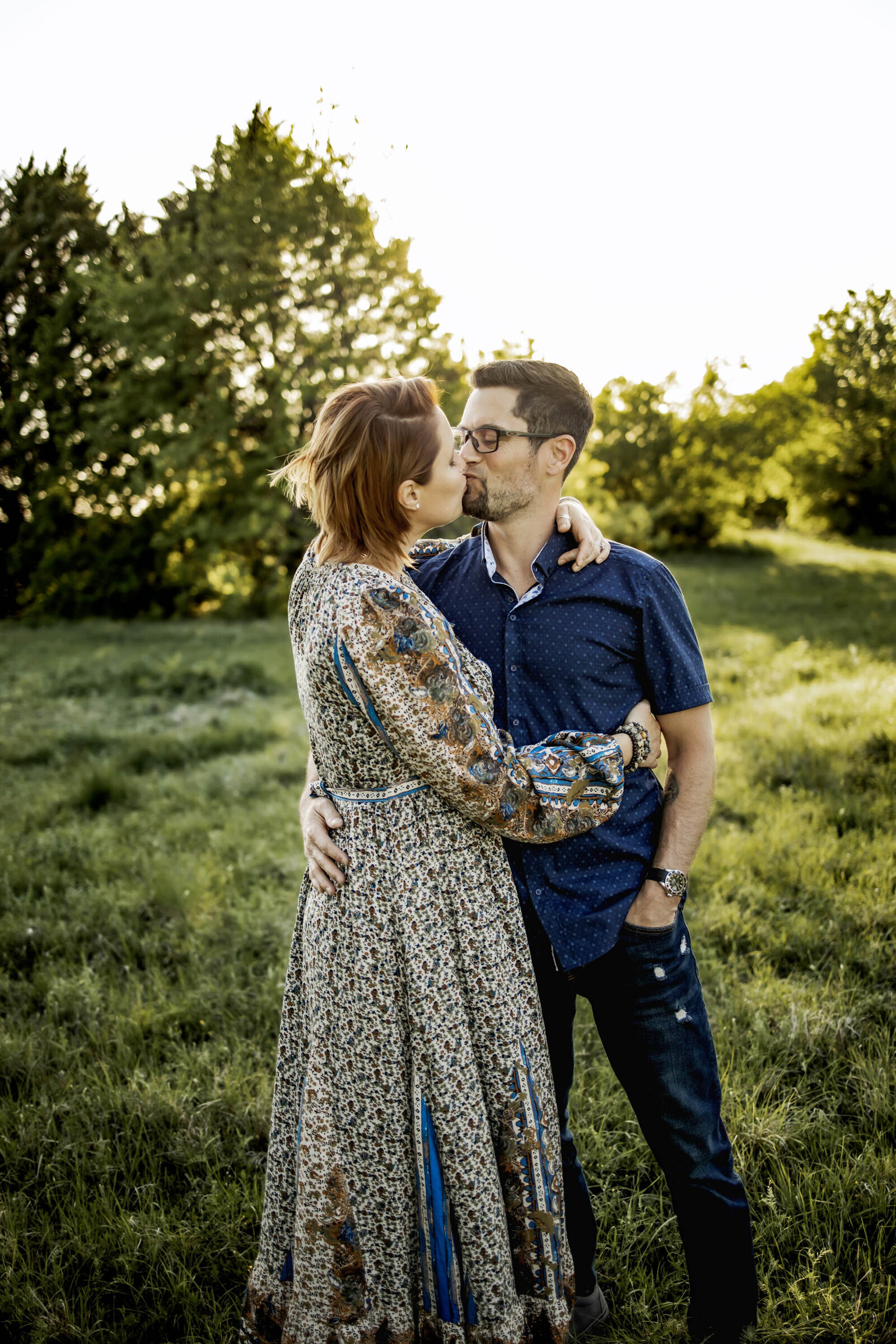a couple kisses in the sunlight in the park in Plano texas