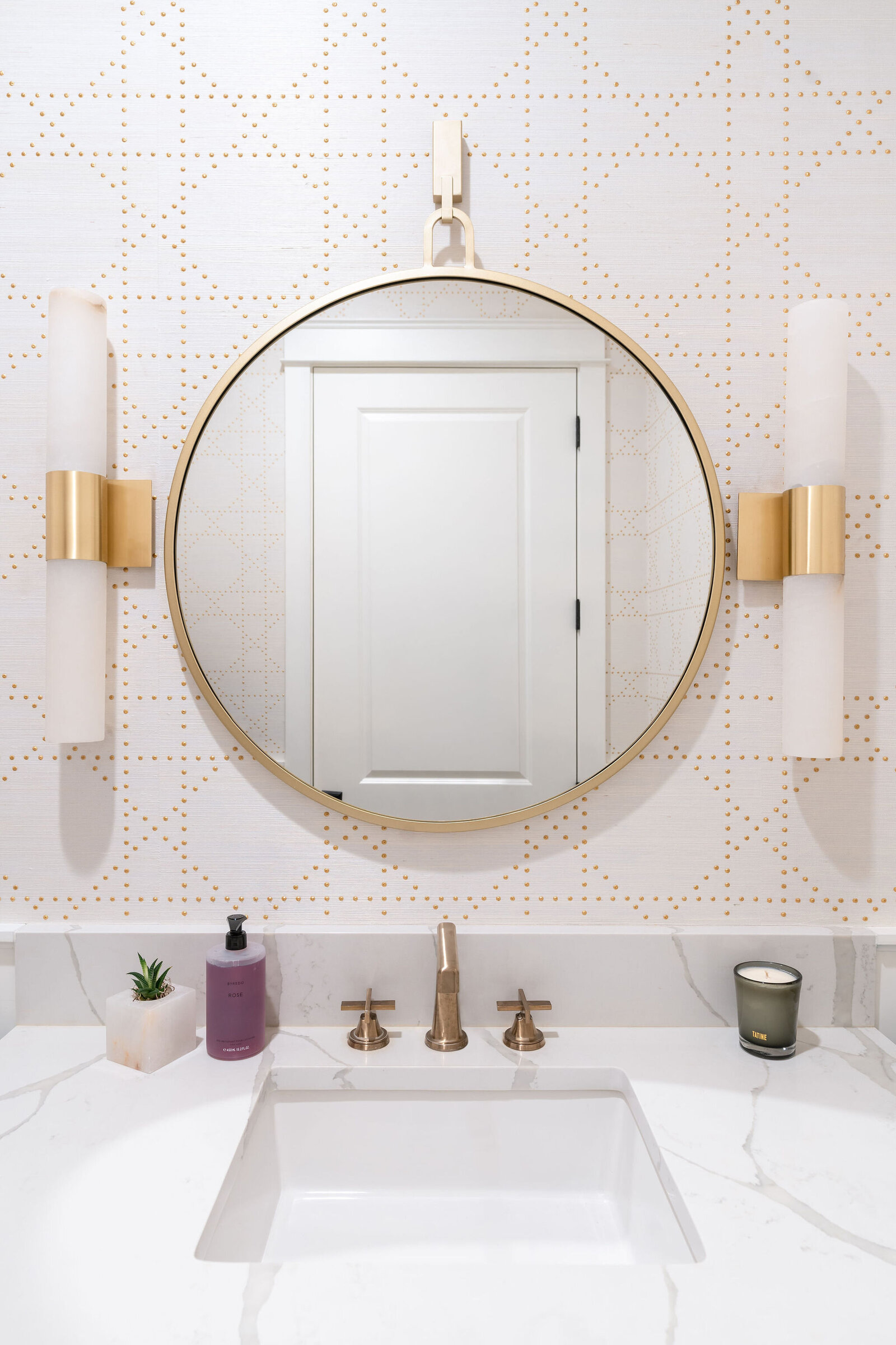 NuelaDesign_Gold and White Wallpaper_Bathroom