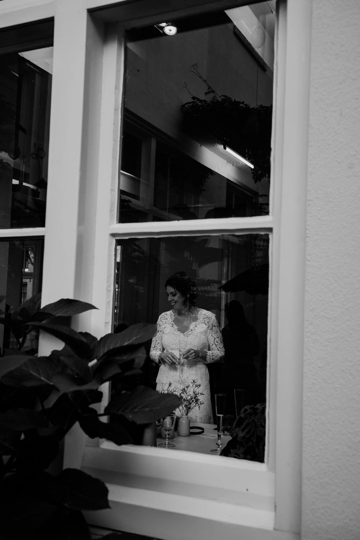 Bruidsfotograaf Amsterdam @Droog Amstel grachten sfeer - Annick van Geel Fotografie -11