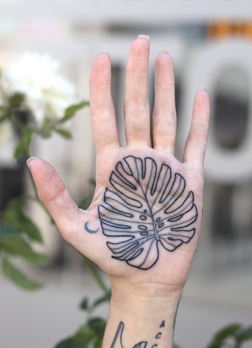 Tatuering av handflata av ormbunke.