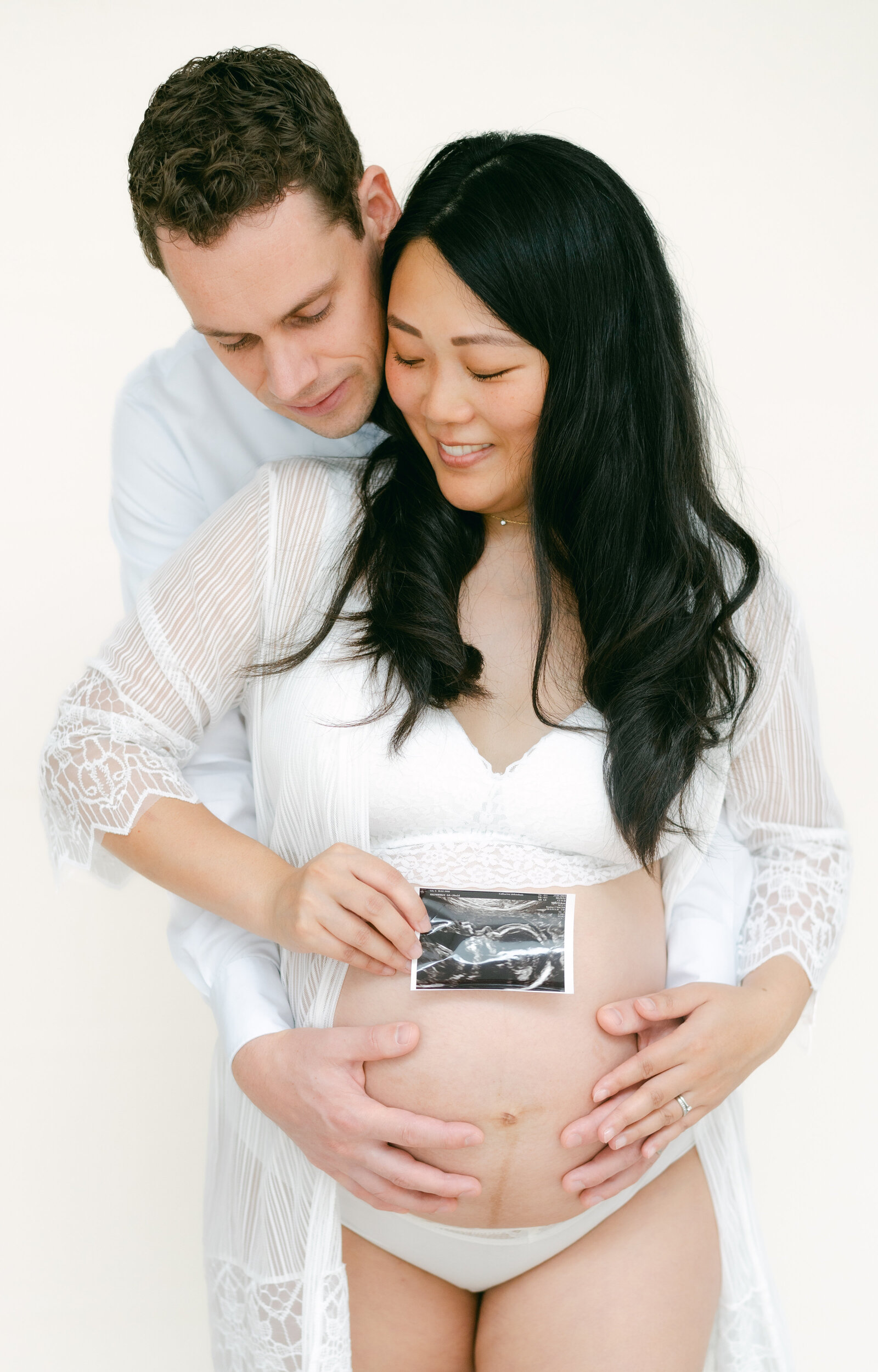 Zwangerschapsshoot in studio Heeze  Zwangerschapsjurken