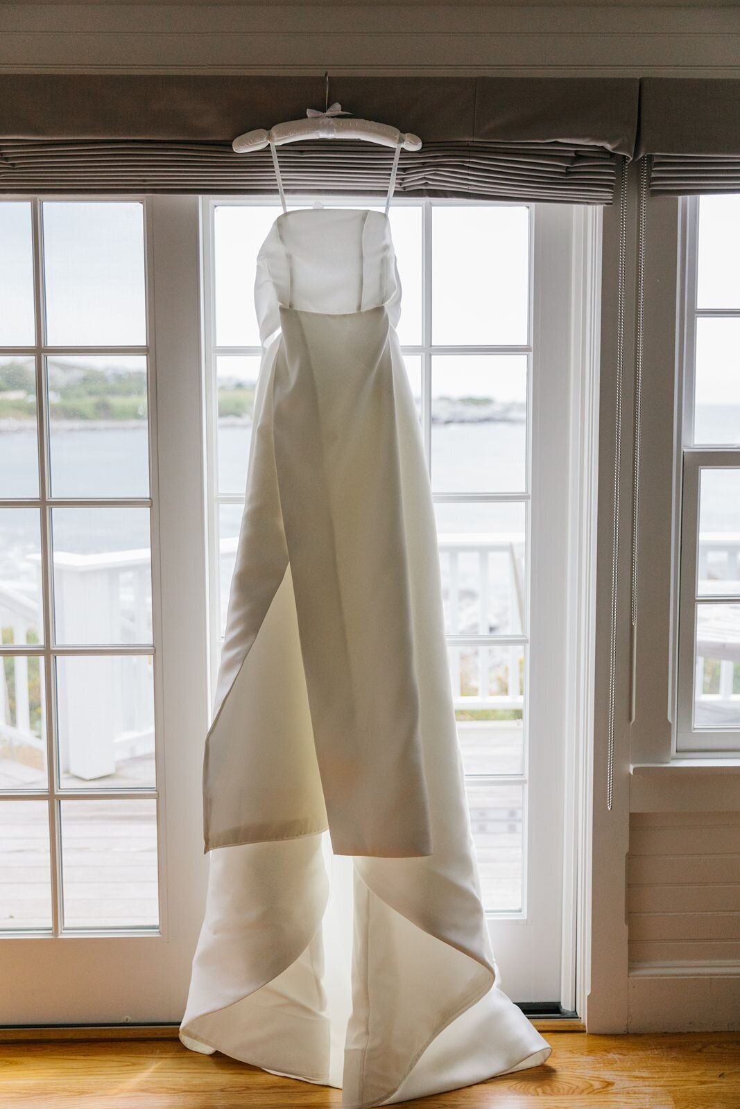 leila-james-events-newport-rhode-island-luxury-wedding-planner-castle-hill-inn-venue-erin-mcginn-wedding-photographer-wedding-dress-CH0013 copy