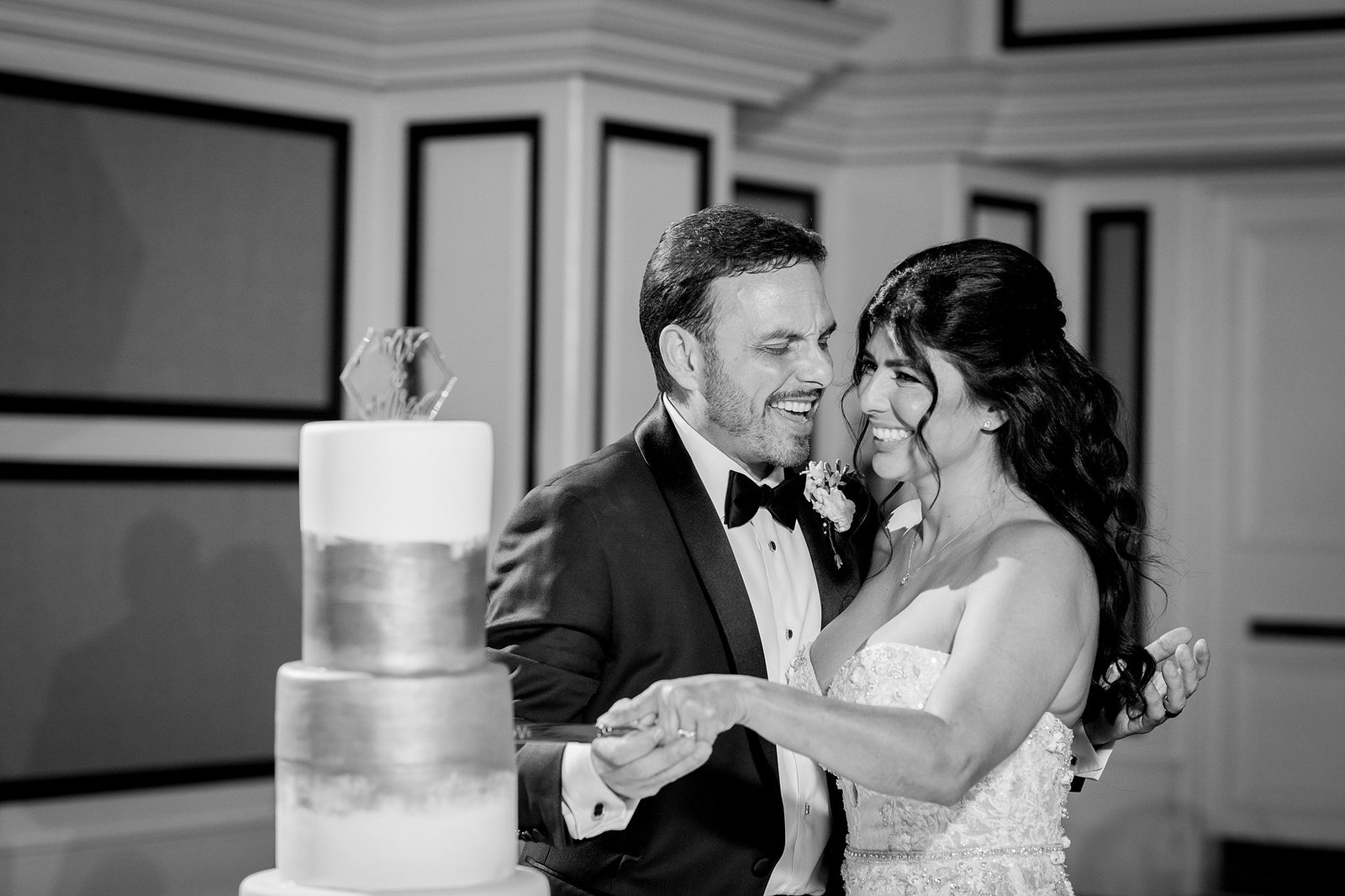 Bride and Groom Cutting cake at wedding | Orlando Wedding Photographer