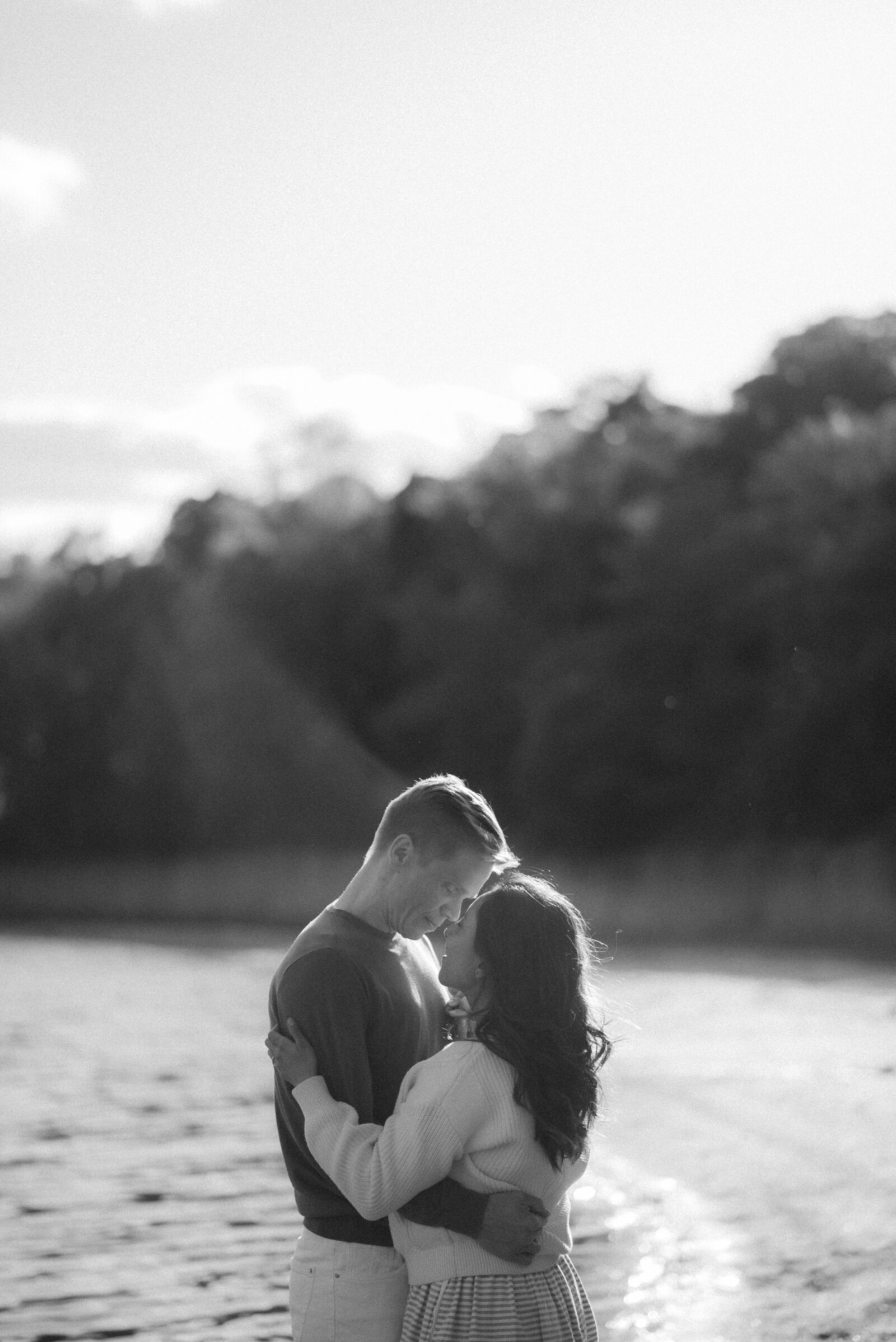 Couple on a beach on a photography session with photographer Hannika Gabrielsson