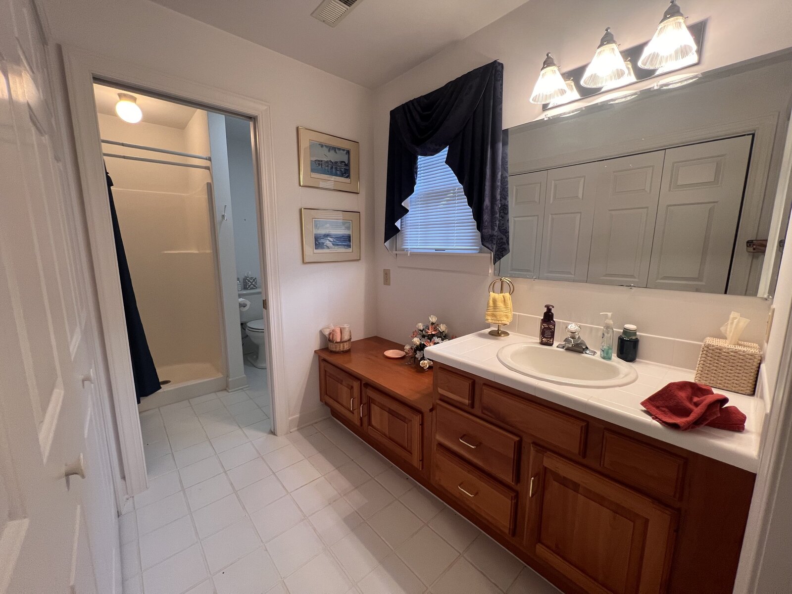 upstairs en suite bathroom