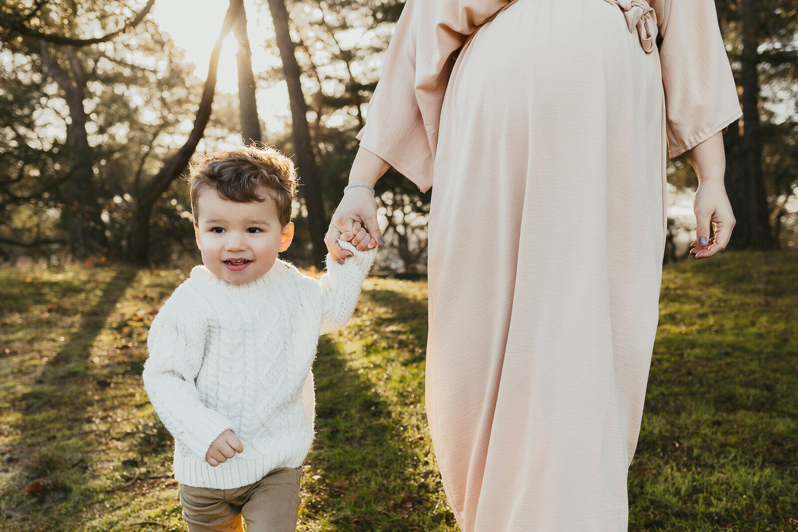 Fotoshoot zwangerschap mama met peuter hand in hand