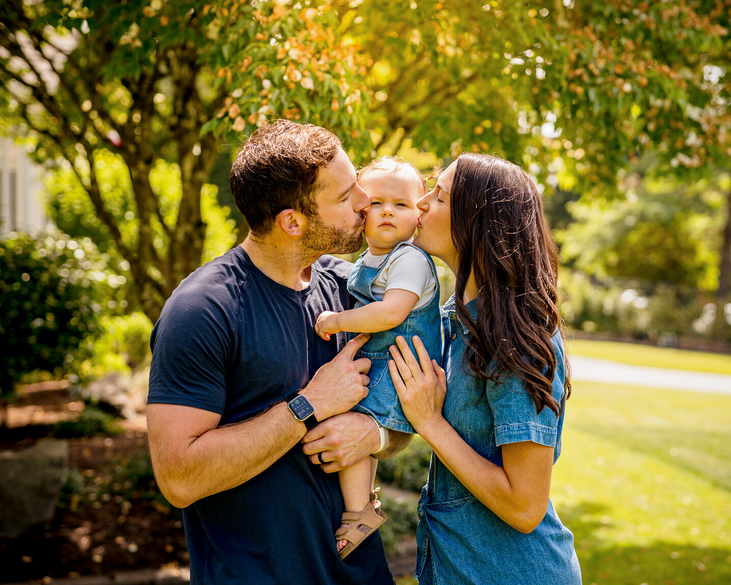summer-photoshoot-parents-kissing-baby