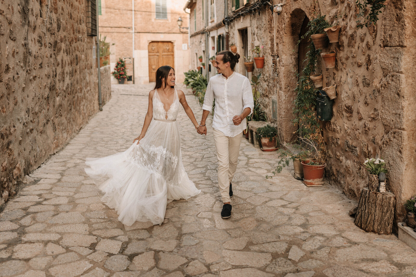 Brautpaar Hand in Hand in einer Gasse in Valdemossa auf Mallorca