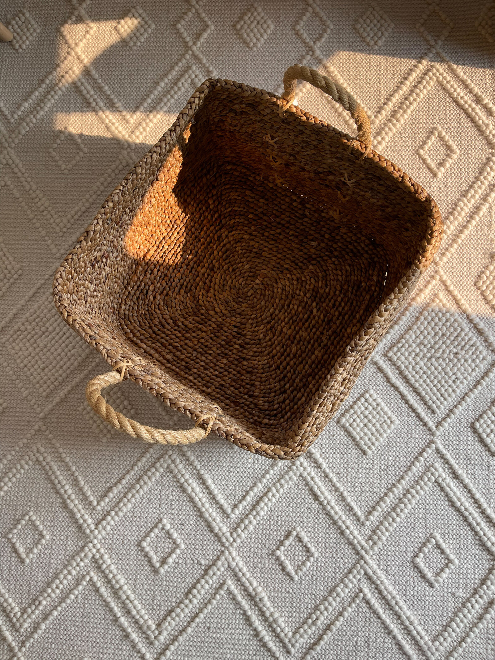 kitchen rug and basket