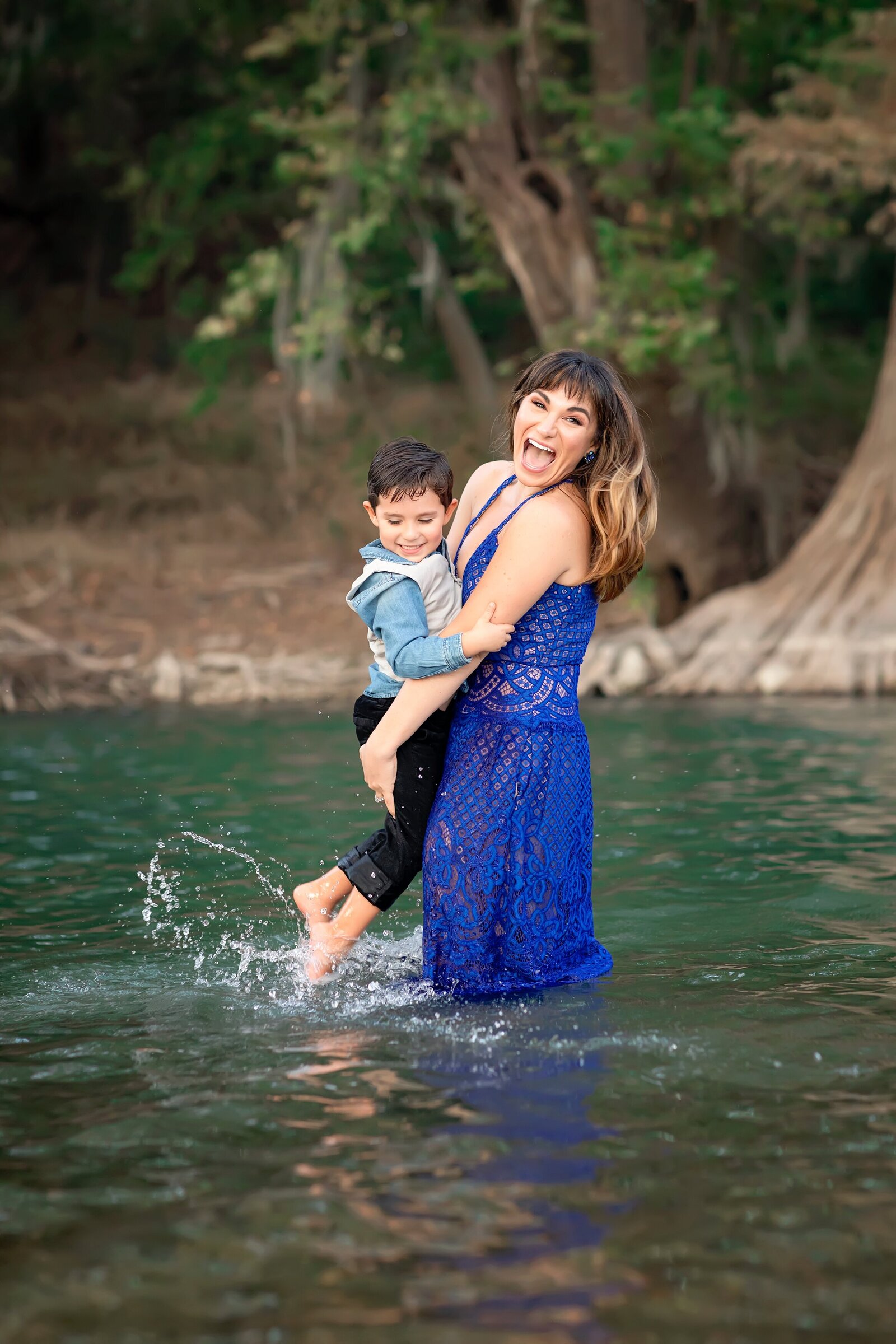 family-pictures-on-river-in-Gruene-Texas-06