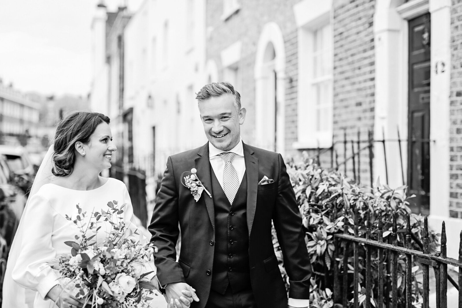 Marylebone-registry-office-London-couple-photos
