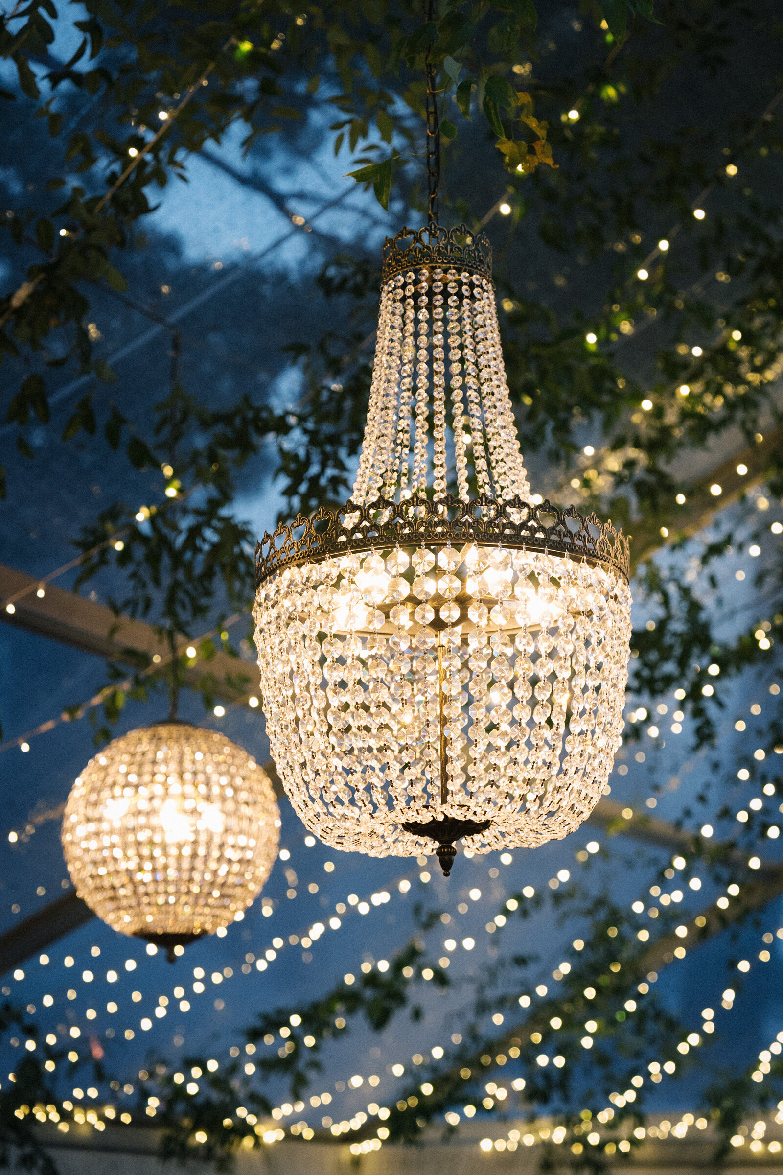 estate-tented-wedding-lighting-draping-chandelier-beth-zink-9