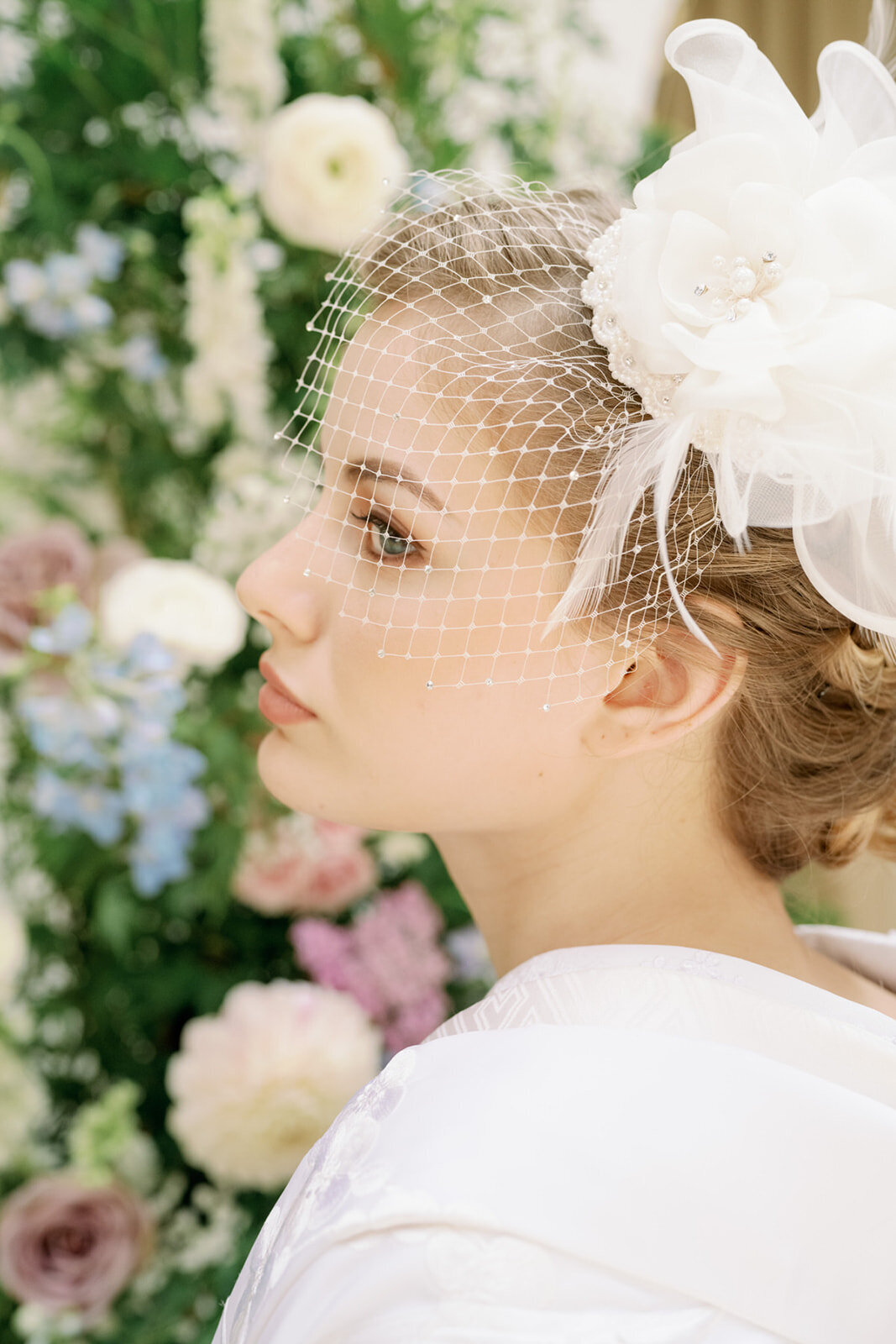 Bride in a pure white shiromuku rental kimono posing with delicate net veil and elegant white floral headpiece at The Ebell Club Long Beach, Los Angeles California | ザ・エベルクラブ・ロングビーチで純白の白無垢着物レンタル花嫁が繊細なネットベールと花のヘッドピースをまといポーズ。ロサンゼルス カリフォルニア。