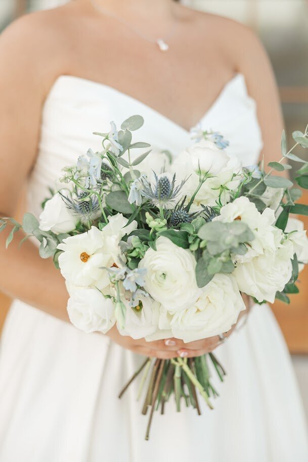 White-Dress-Bouquet-The-Legacy-At-Willow-Pond