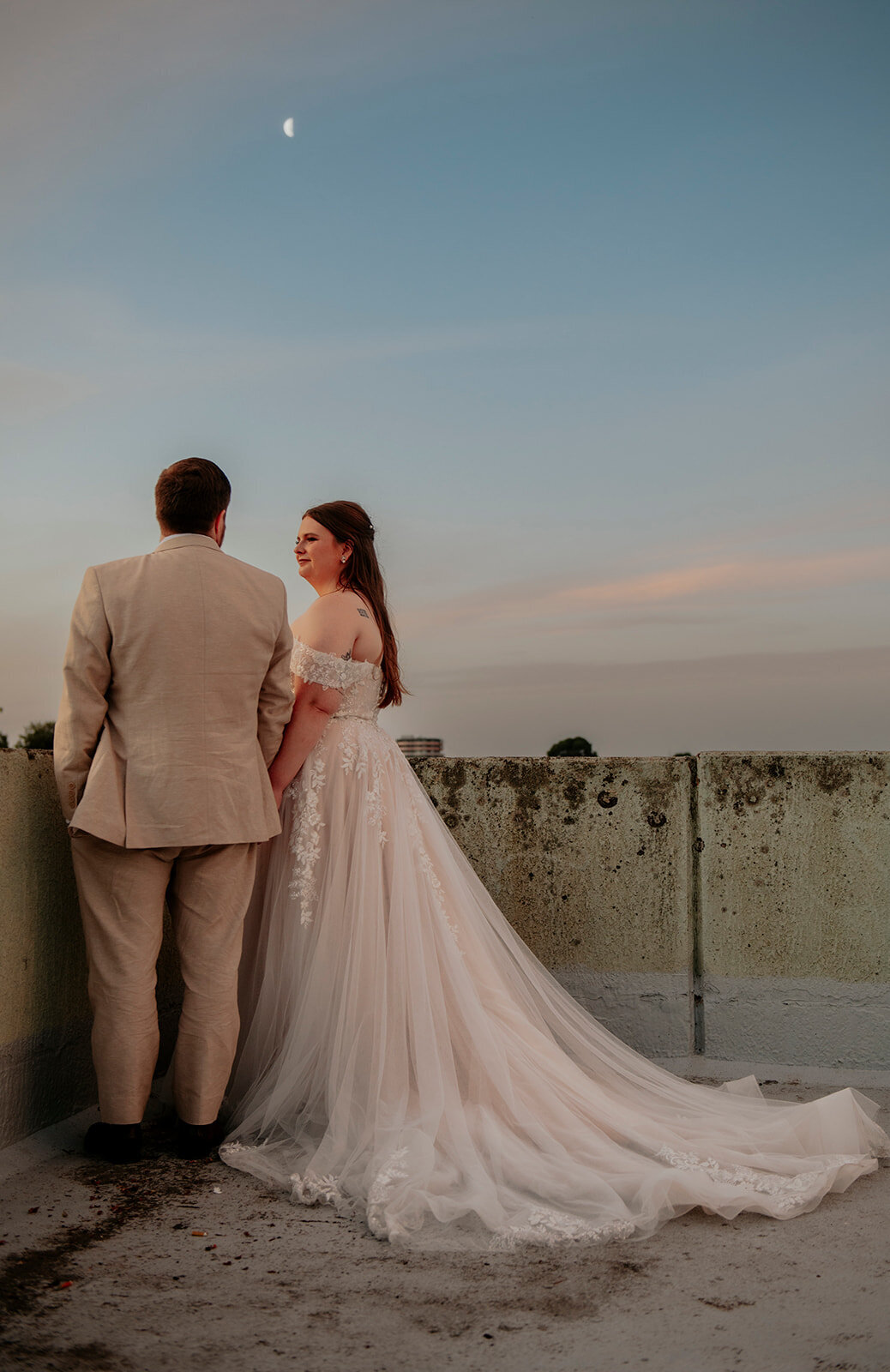 Bride_and_groom_on_roof_Post_Office_Hotel