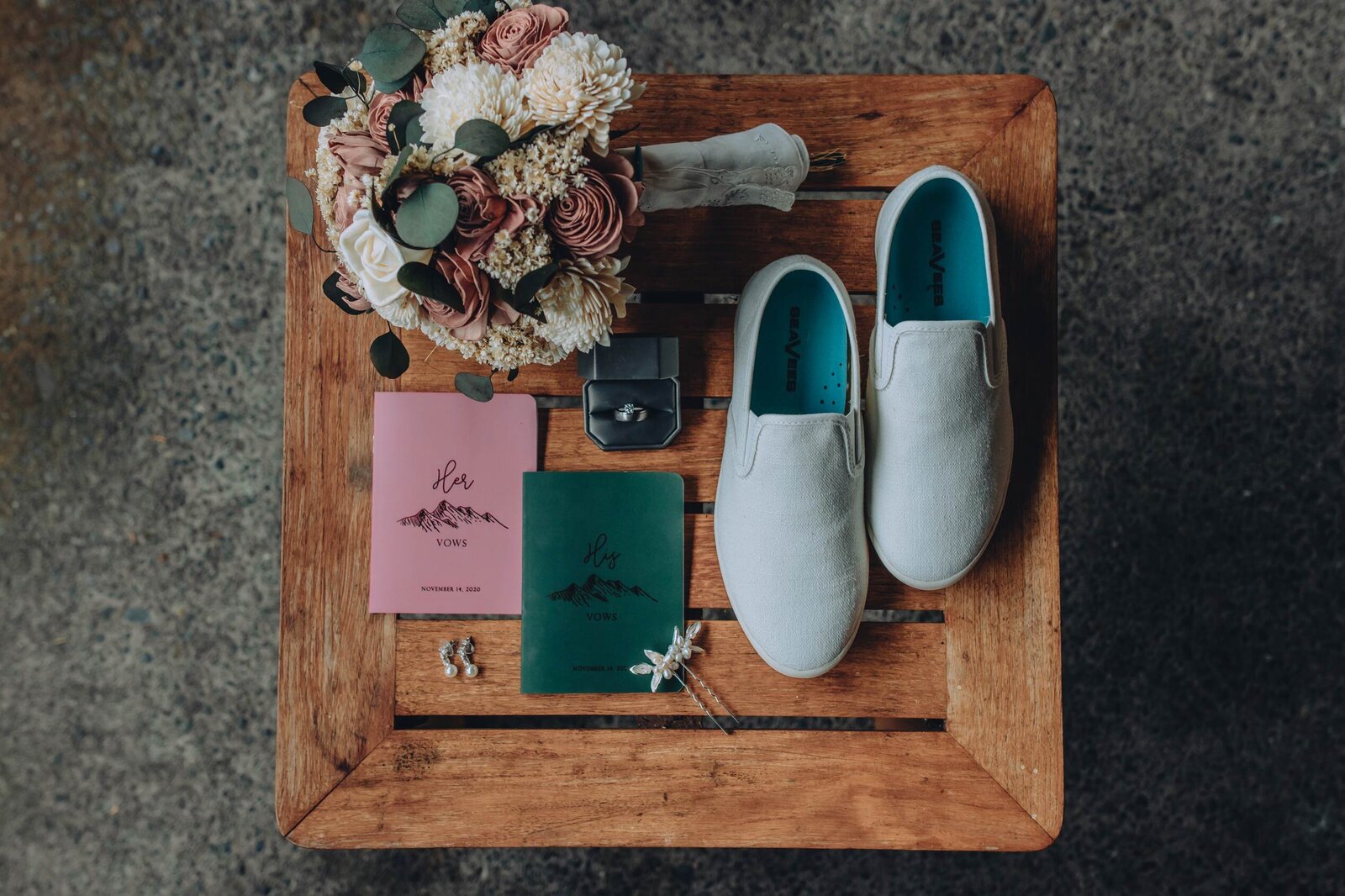 elopement-details-bouquet-shoes
