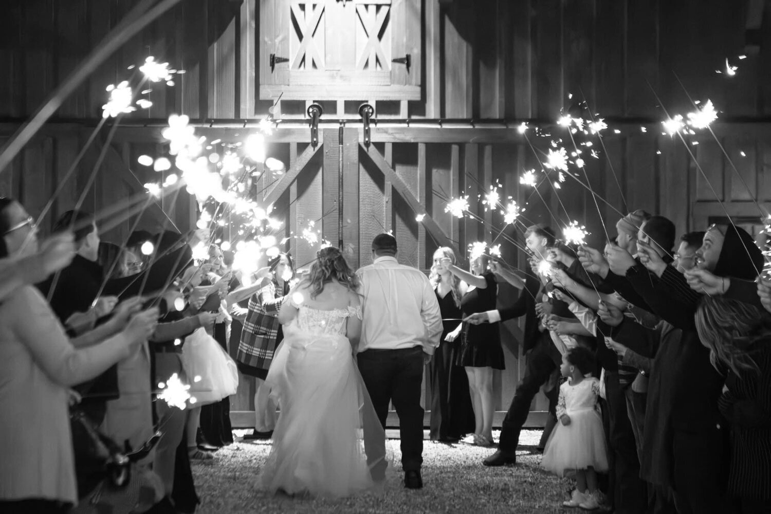 Hailey-and-Jaelin-THE-Photographer-Barn-wedding-venue-in-Indiana-01