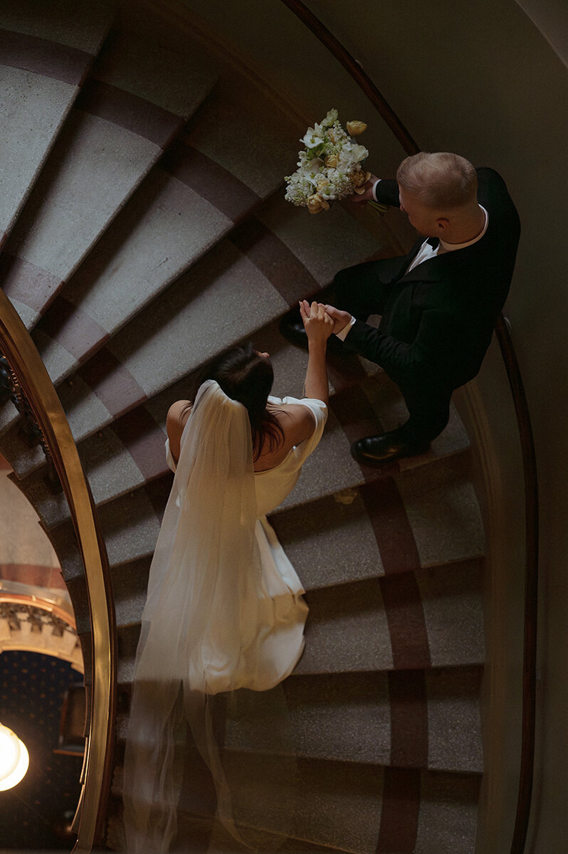 Brudpar går i en trappa inne på Elite Hotels i Göteborg