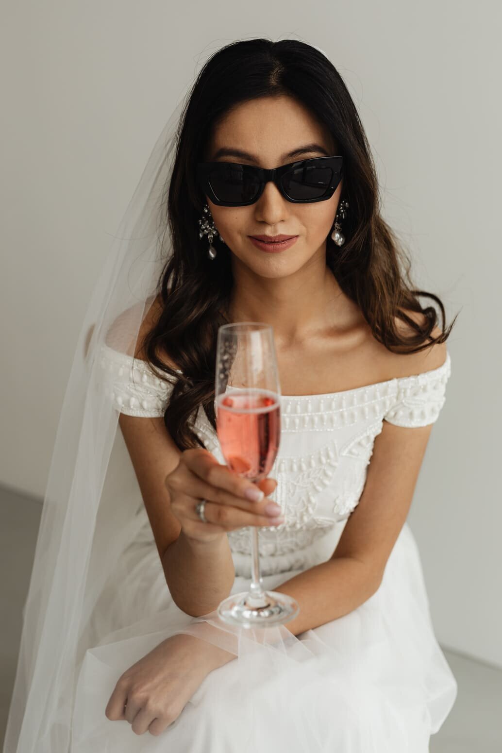 kaboompics_wedding-bride-portrait-veil-glass-of-champagne-sunglasses-29778