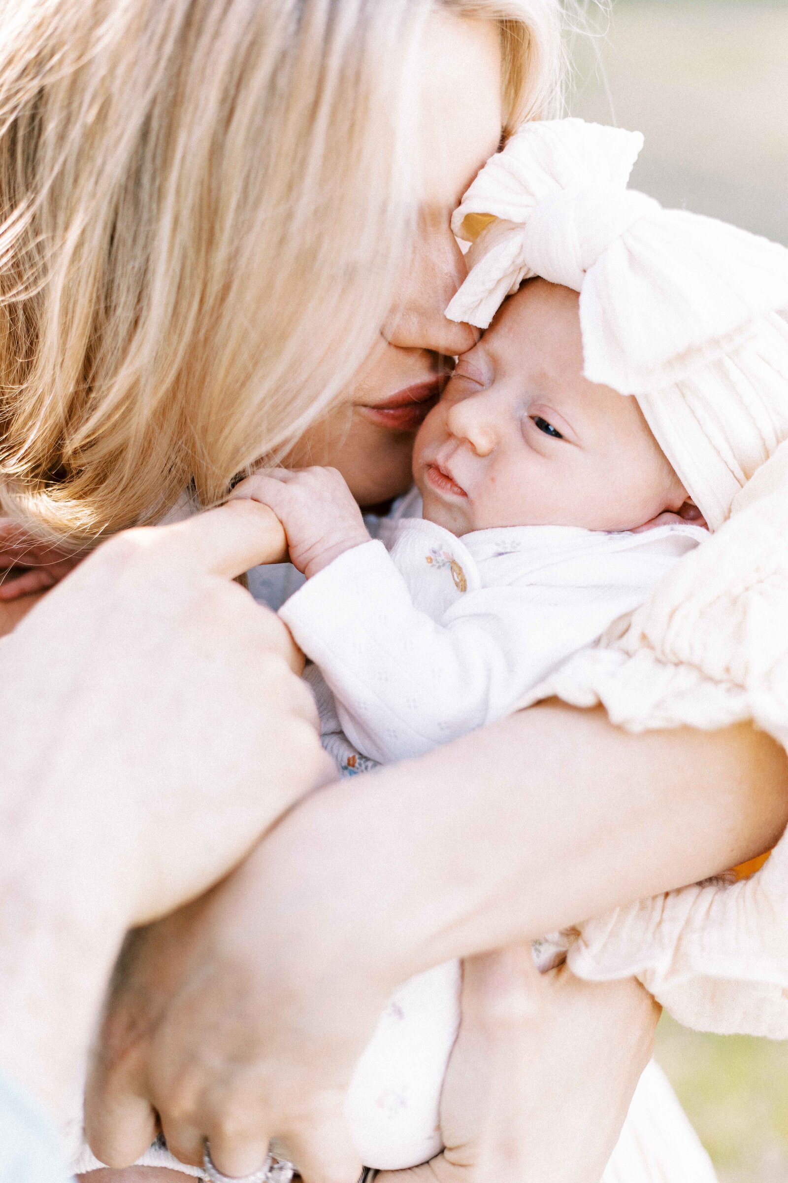 mom kissing newborn baby's cheek in peoria illinois newborn photos 