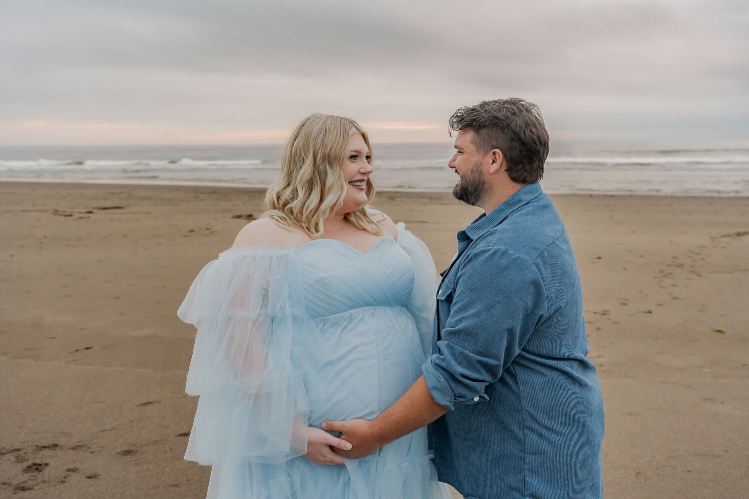 Maternity Photographer in Lincoln City, Oregon 