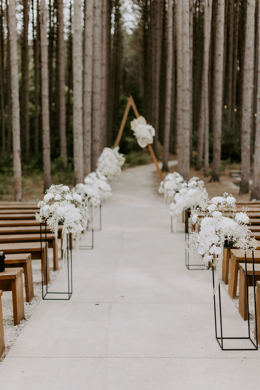 pinewood-wedding-ceremony-elegant-white