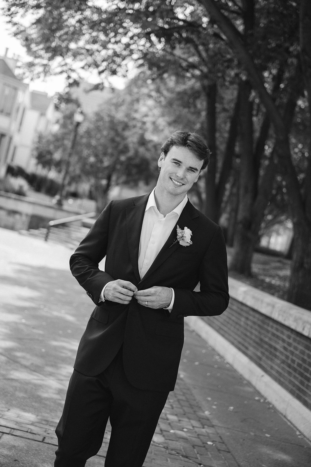 Jordan Grover Photo is a wedding photographer serving St. Louis, Central, and Eastern Missouri as well as travel + destination weddings. Jordan Grover Photo is an editorial and documentary style of photography.