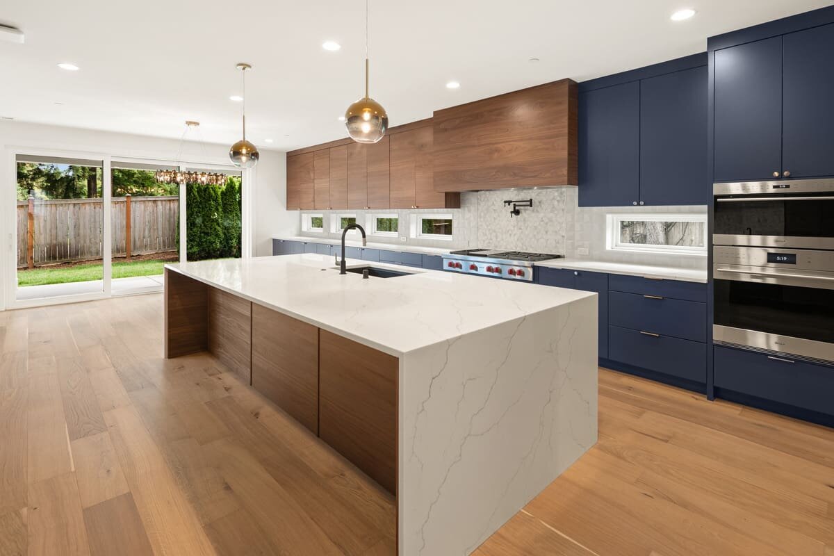 Livingston-Custom-Homes-West-Kelowna-Spec-Build-Kitchen-Island