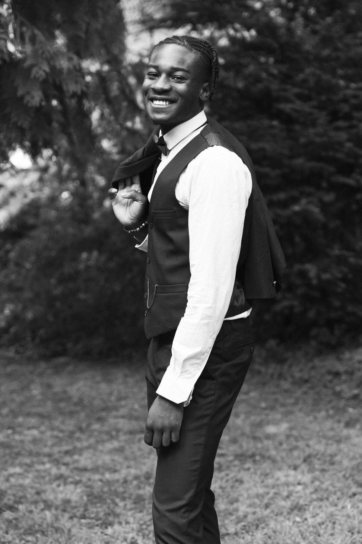 Portraits du marié lors d'un mariage à Fontaine sur Saône