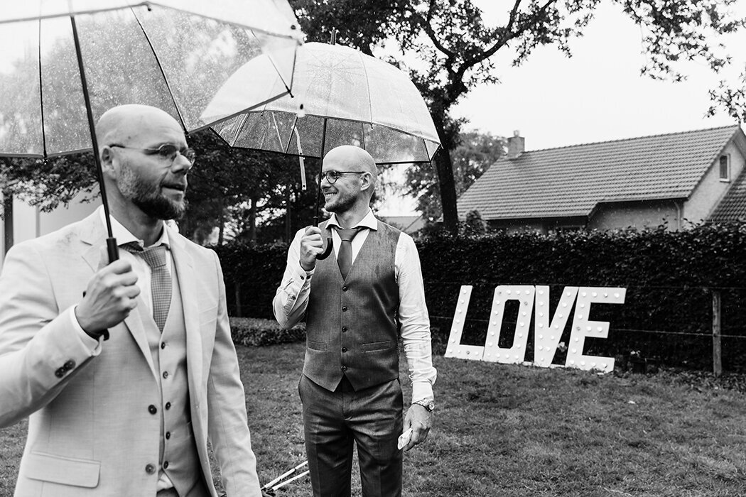 trouweninderegen, trouwparaplu, regenopjebruiloft, ceremoniemeester, trouwfotograafbrabant, trouwfotograafettenleur, zundert, strijbeek, rucphen, ettenleur, halderberge