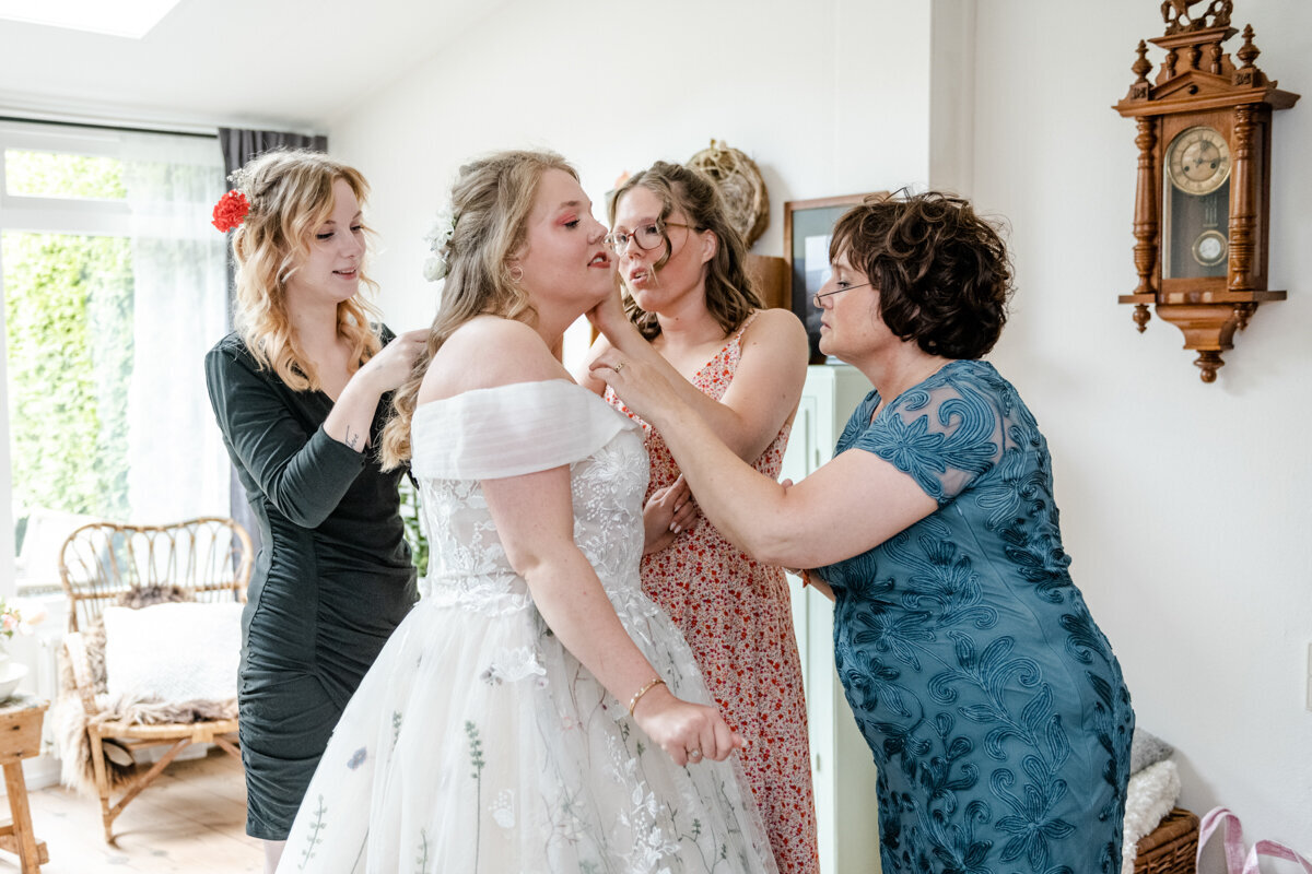 Trouwfotograaf Friesland, bruidsfotograaf, trouwen bij Paviljoen de Leyen (24)