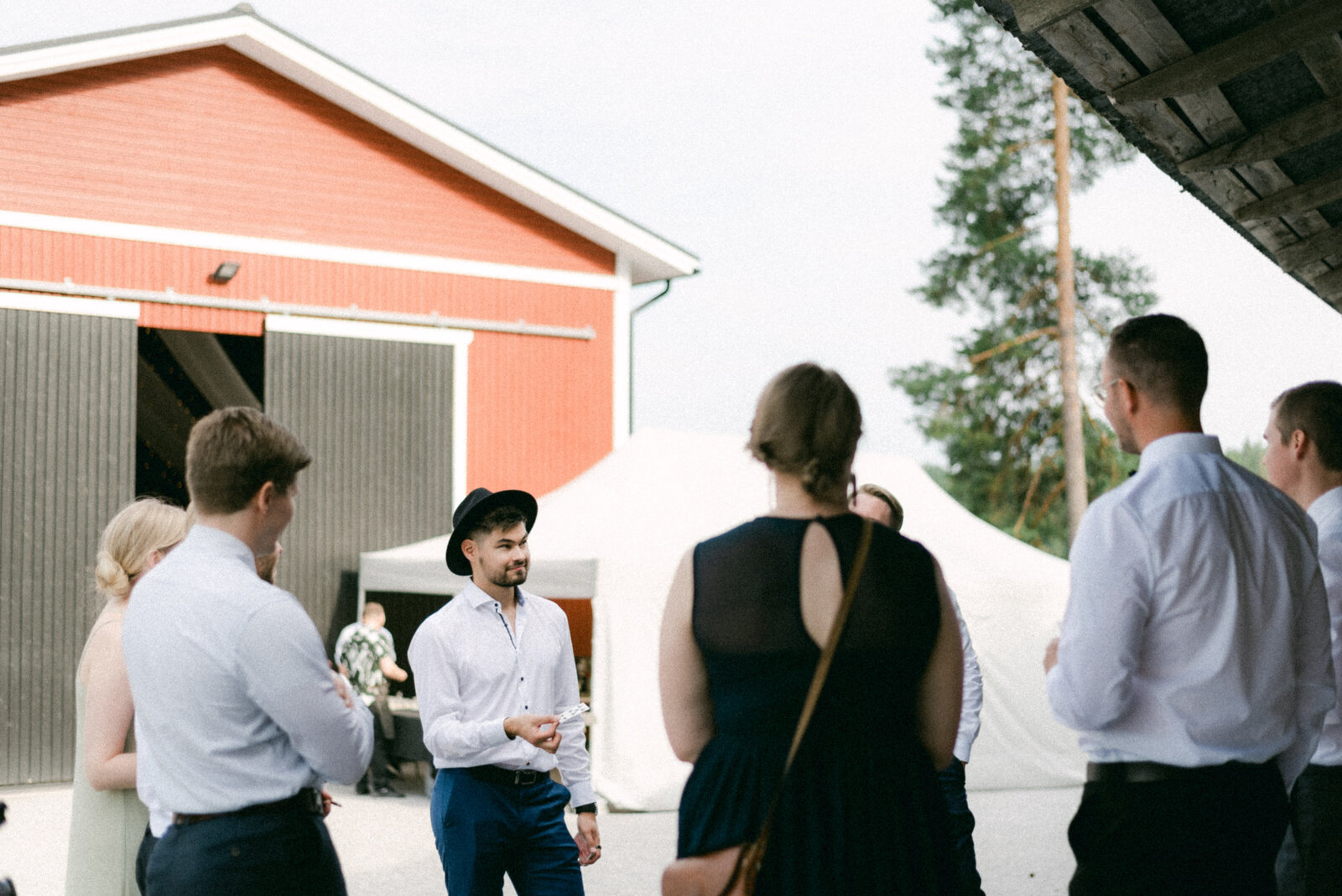 A magician showing tricks to the guests in the wedding in an image captured by wedding photographer Hannika Gabrielsson.