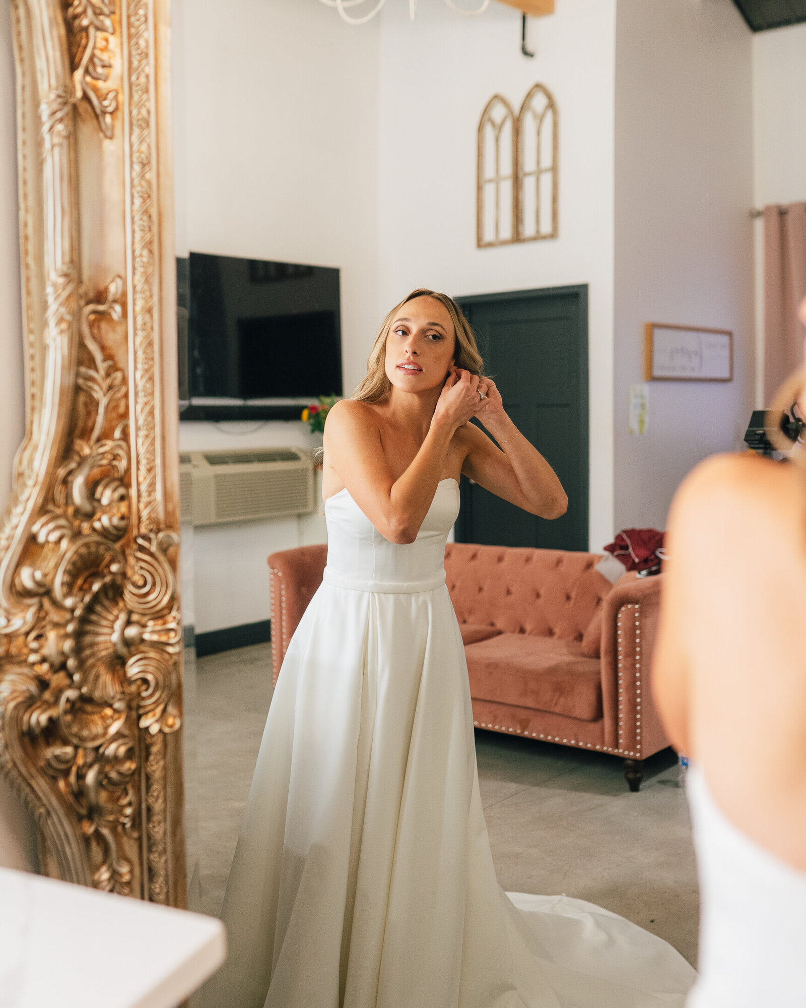 Saenz The Farmhouse KC Event Venue Wedding59