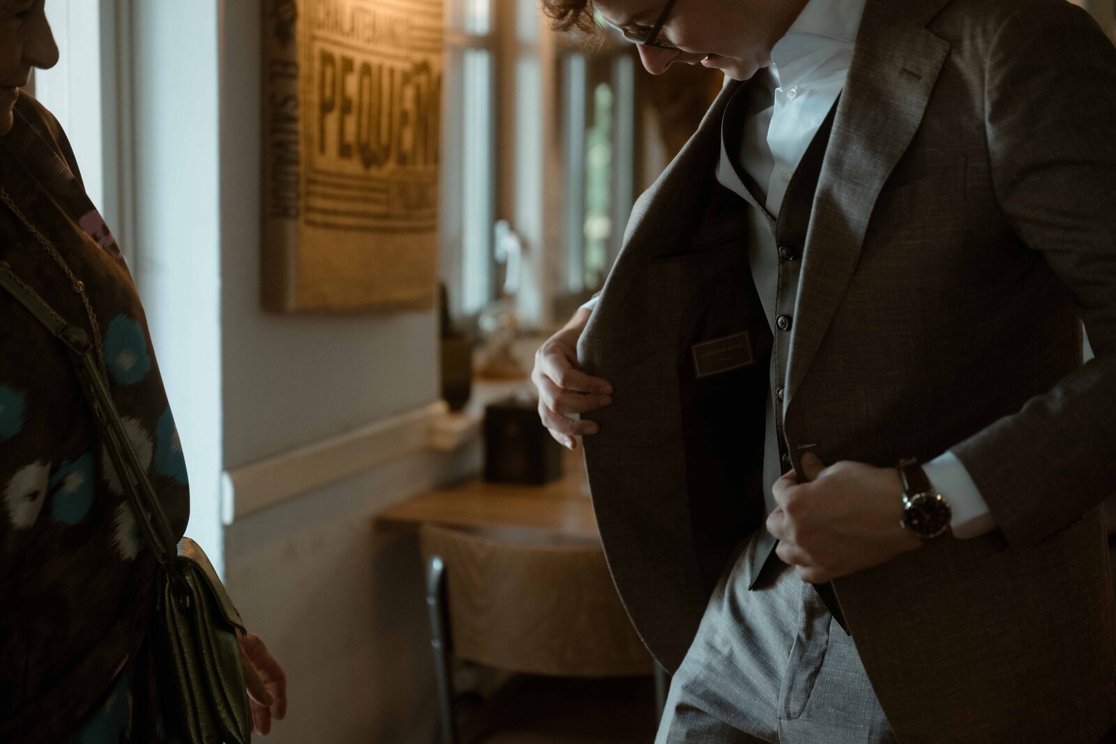 Getting ready bruidegom vastgelegd door trouwfotograaf Lauw Design & Photography
