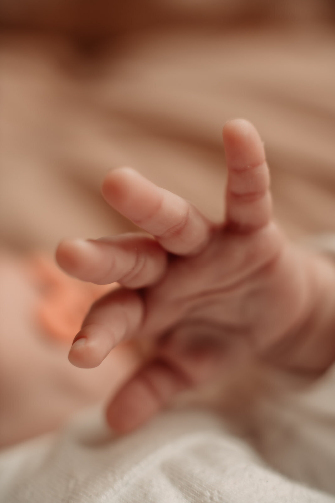 Babyfotografie met natuurlijke tinten en warme uitstraling