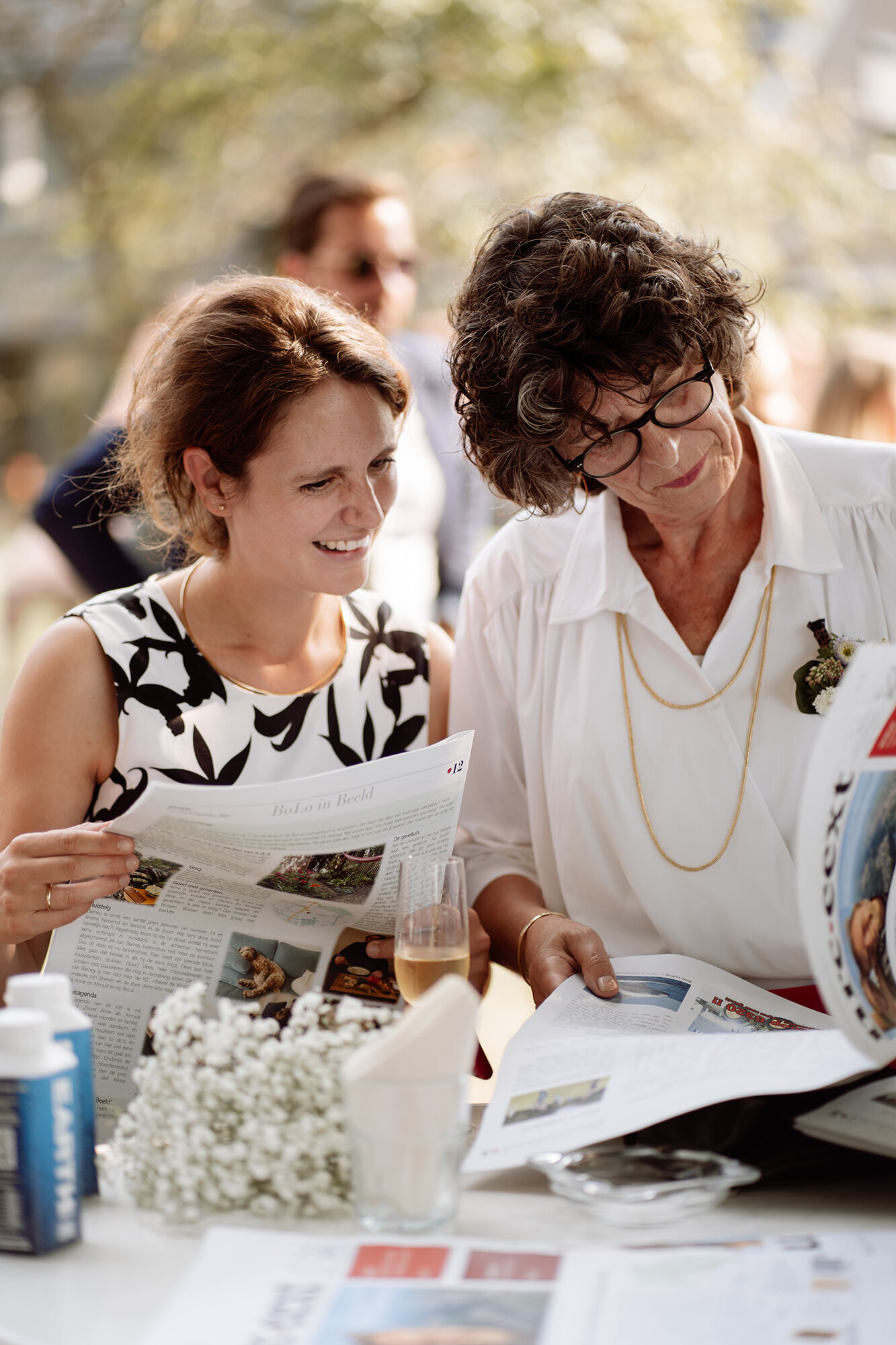meike molenaar fotografie gasten bekijken krant
