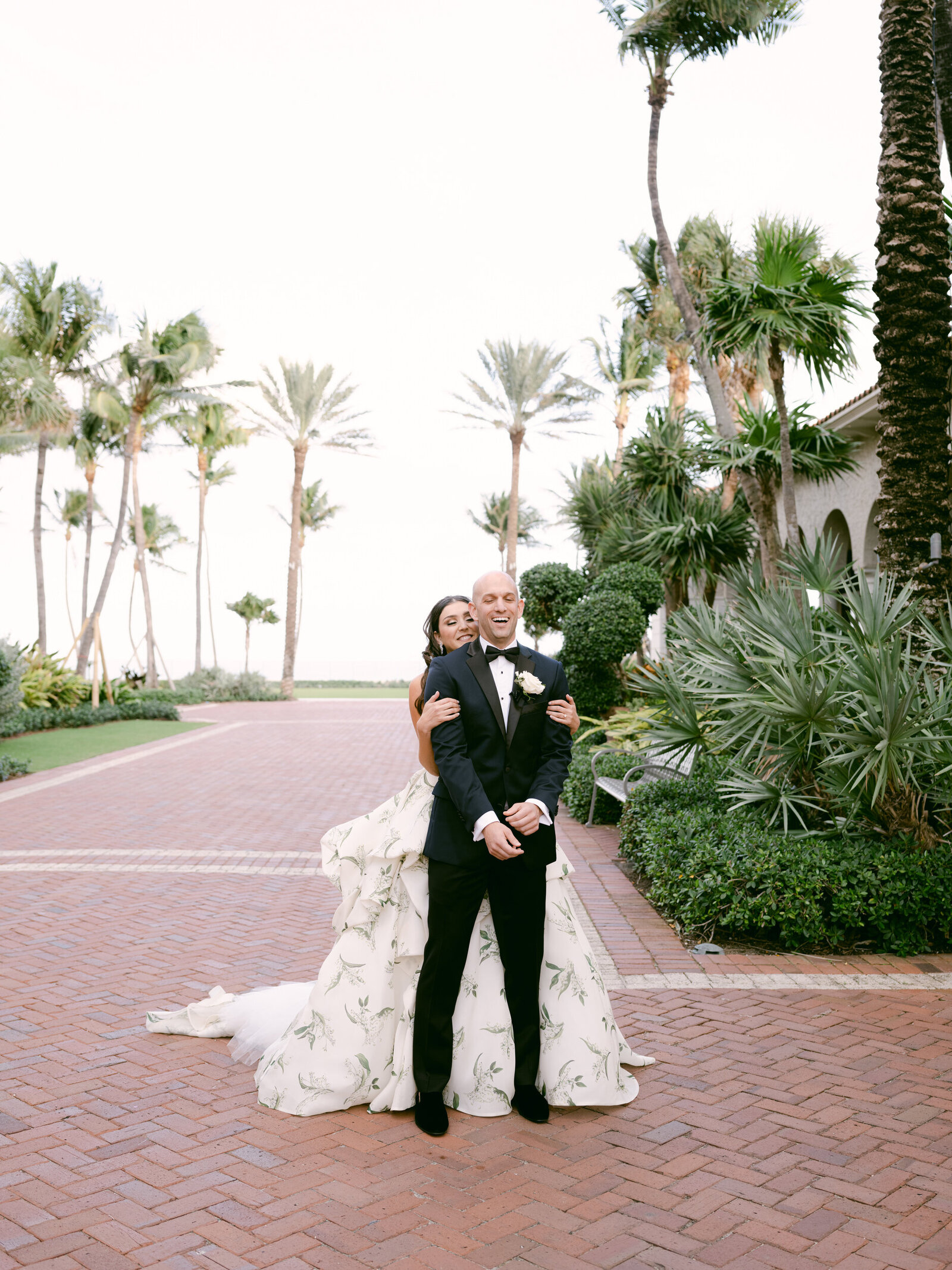 the-breakers-palm-beach-monique-lhuillier-bride-guerdy-design-renny-and-reed-the-new-york-times-BAZAAR-brides-Little-Black-Book-harpers-BAZAAR-A-Top-Wedding-Photographer-in-the-World-judith-rae-0310