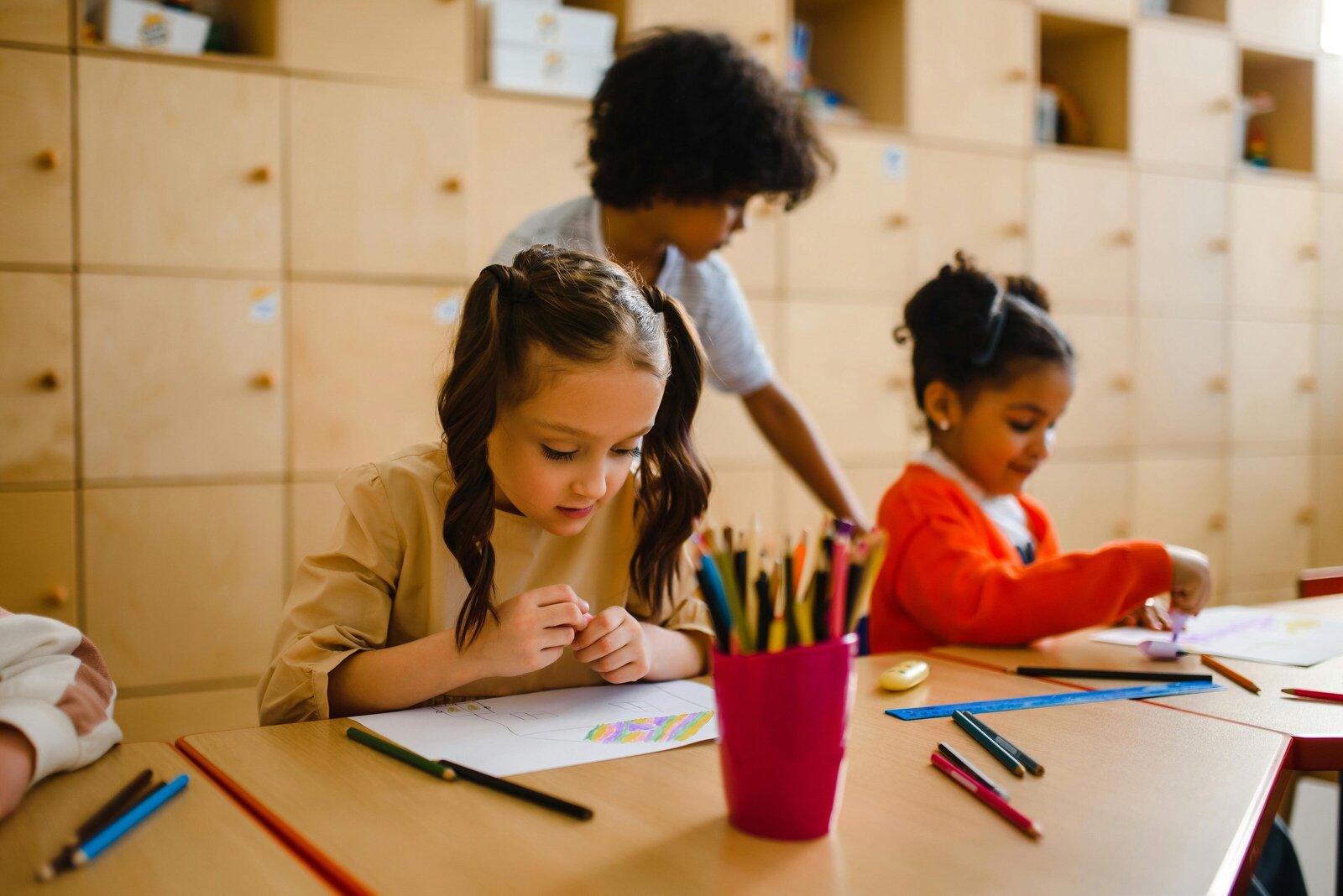A young student participating in an Orton-Gillingham-based literacy session, focusing on phonics and decoding skills.