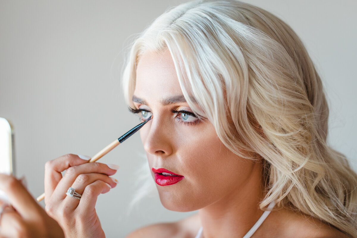 bride applying her makeup