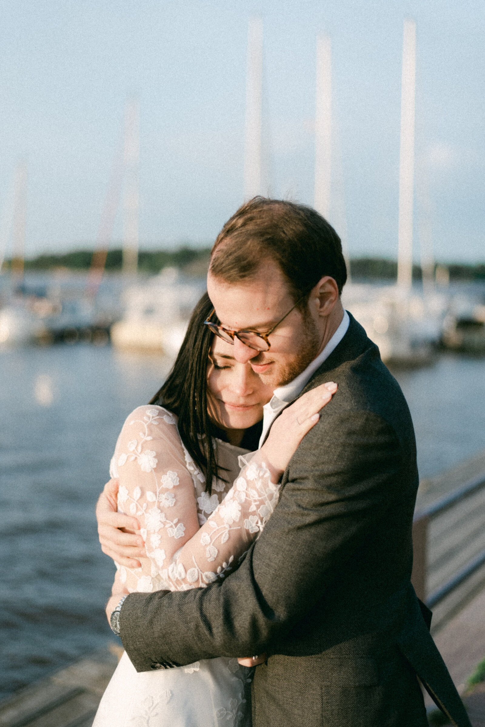 Seaside wedding photograph of a couple in love photographed by elopement photographer Hannika Gabrielsson in Helsinki.